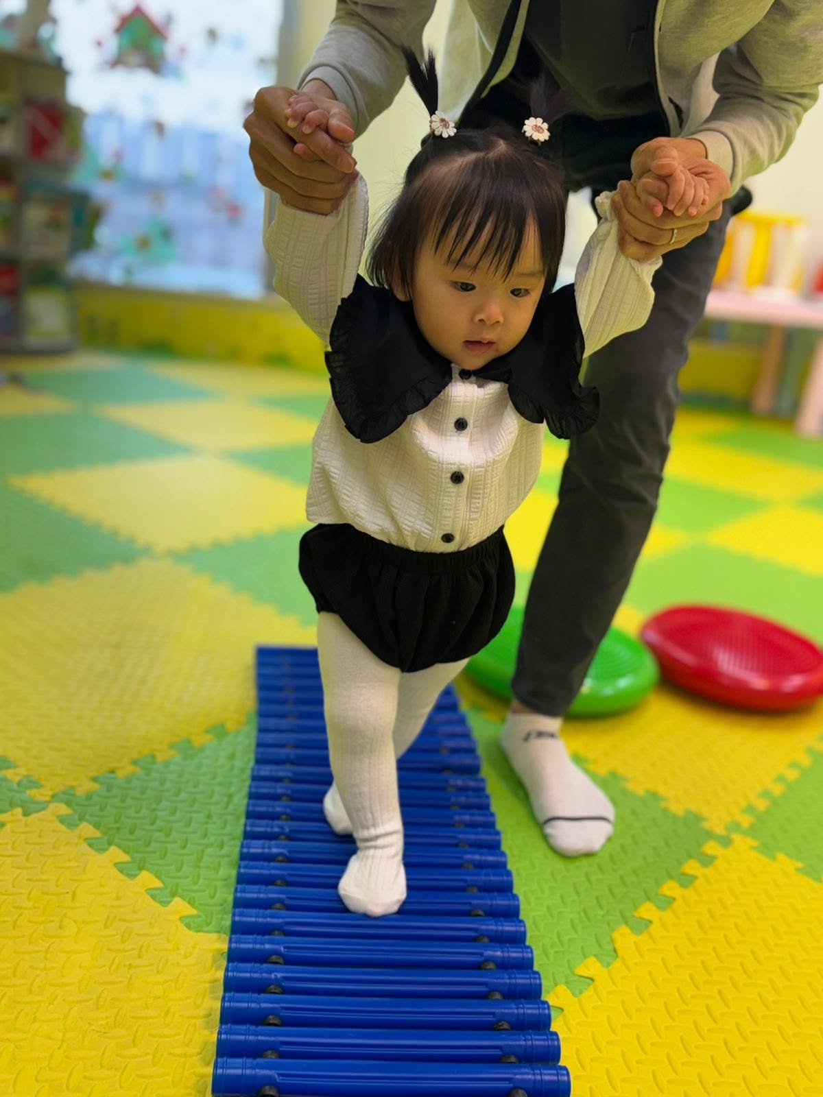 小朋友喺藍色平衡步道步行