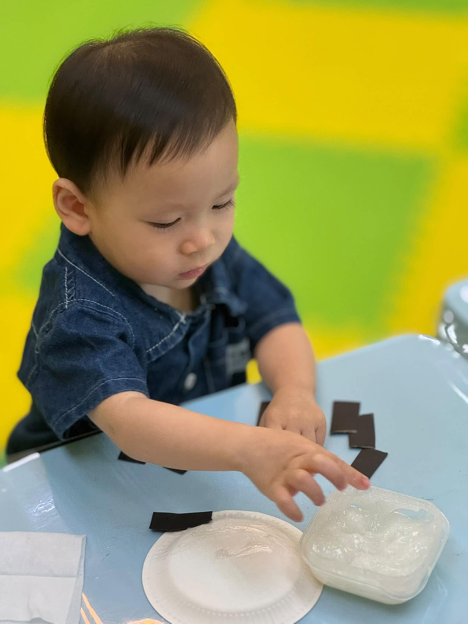 小朋友做紙帶感官遊戲