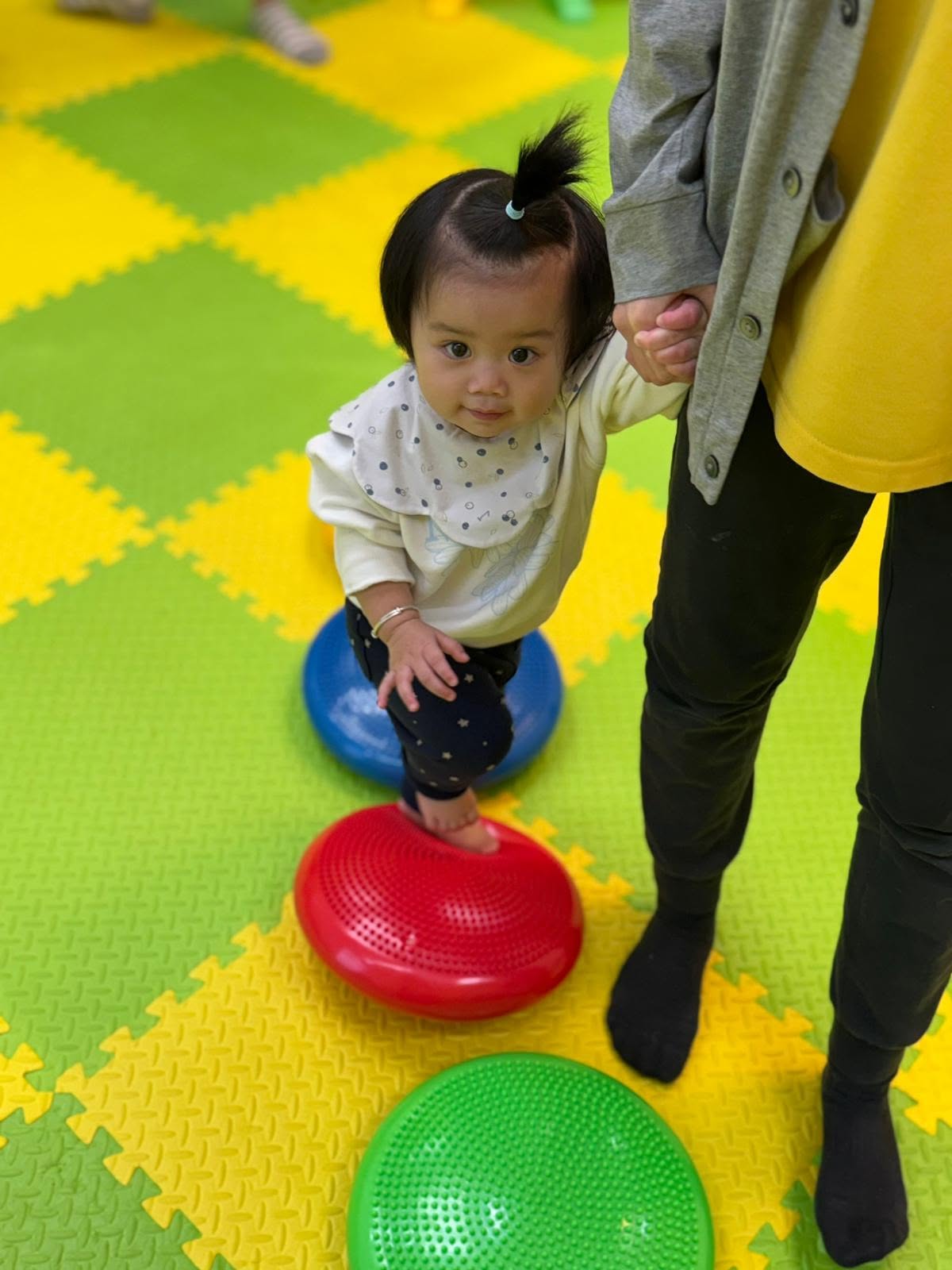 小朋友踩彩色平衡圓頂